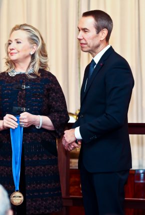 Jeff Koons being honored by Secretary of State Hillary Clinton