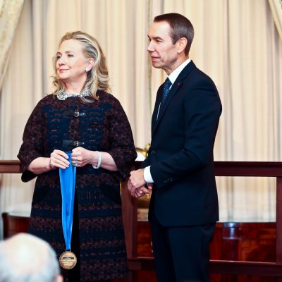 Jeff Koons being honored by Secretary of State Hillary Clinton