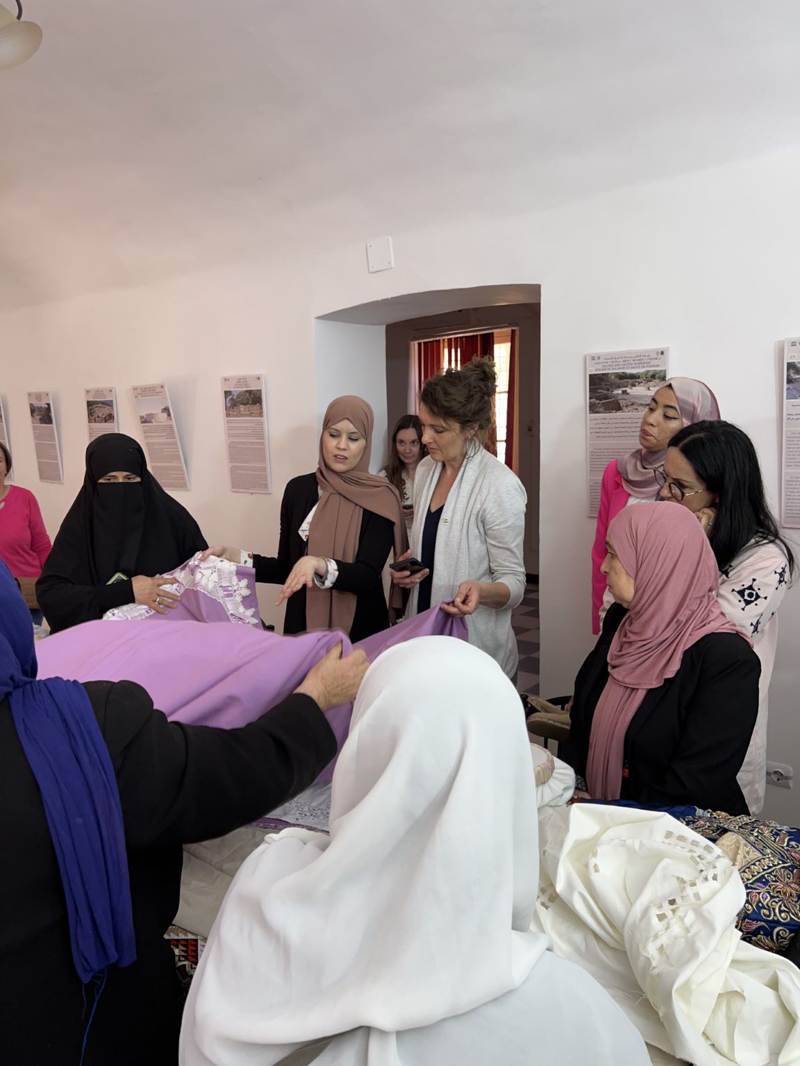 Visiting American Artist Hillary Waters Fayle visited Tipaza outside Algiers where she spoke with a group of local artisan women about their work.